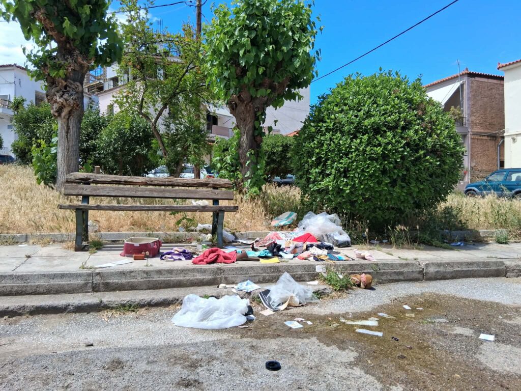Σκουπίδια και στάσιμα νερά δίπλα σε σχολεία στη Χαλκίδα – Έντονες αντιδράσεις κατοίκων