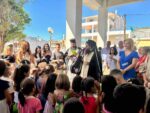 Μετά από 38 χρόνια επέστρεψε στο πρώτο κουδούνι ως γιαγιά – Η συγκίνηση της Έλενας Βρούχα στη Δροσιά